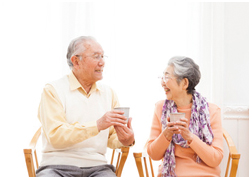 お茶のひとときを楽しむ老夫婦