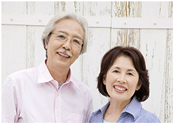 笑顔でほほ笑む老夫婦