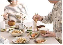 食事を楽しむ老夫婦
