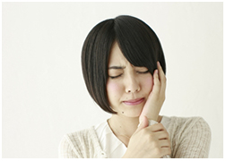 むし歯で痛がる女性